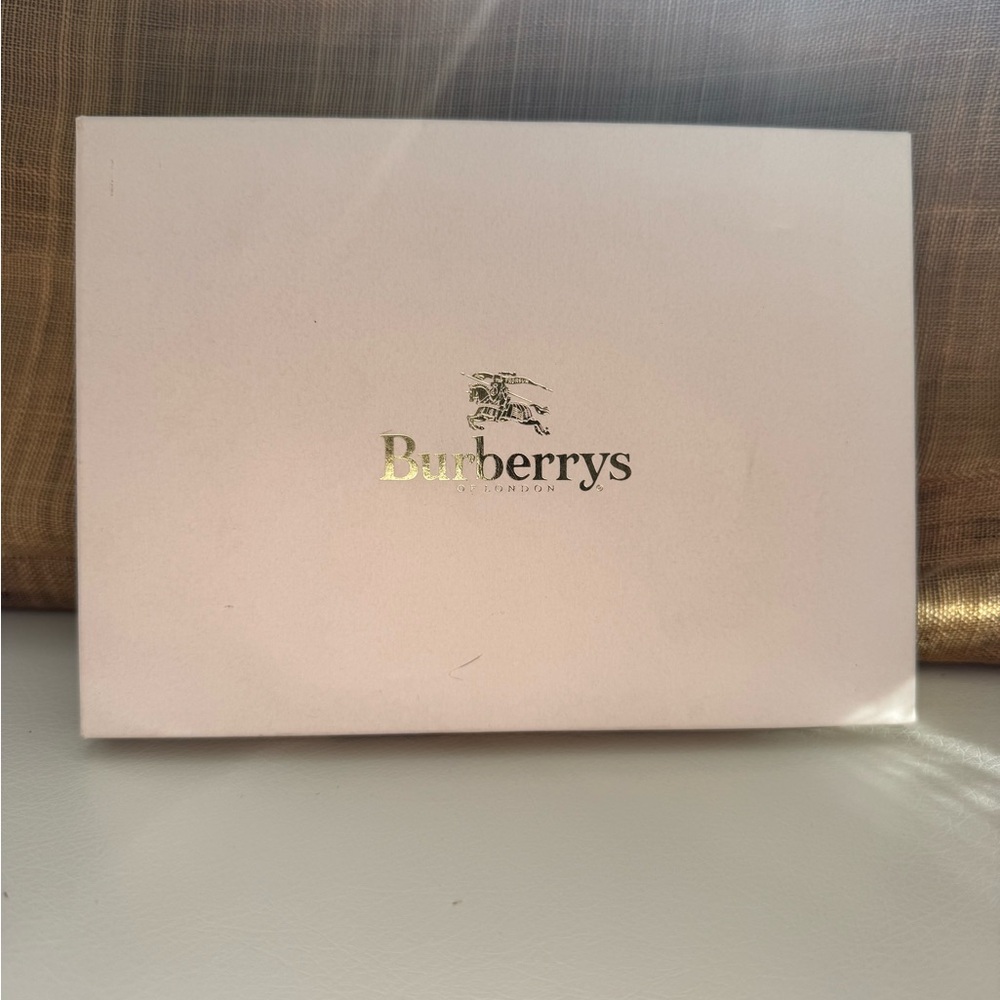 Vintage Burberrys Gift Set (Pocket Tissue Case and Face Cloth) - Picture 2 of 2